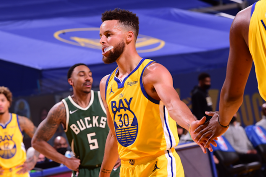 Curry, Warriors rally late for win over Bucks