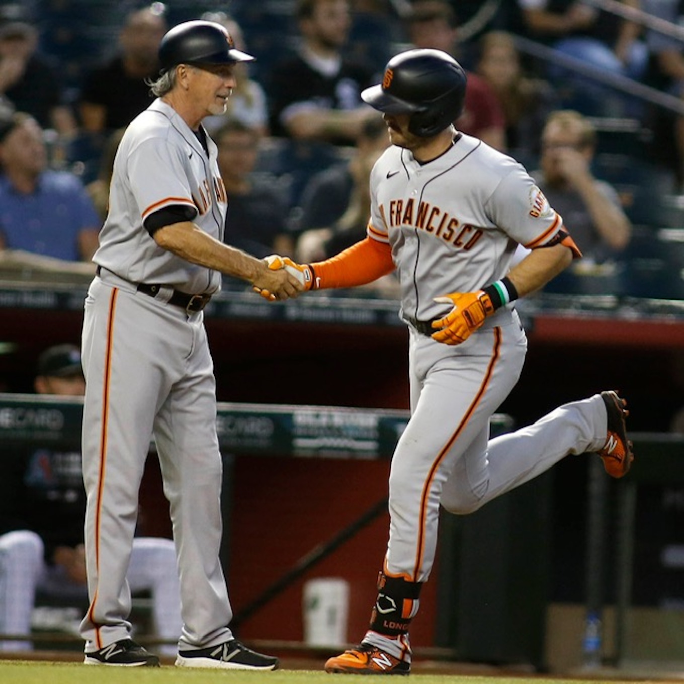 Giants end skid, cruise past D-backs