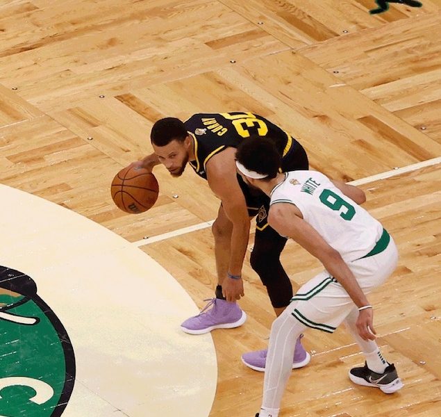 Curry leads Warriors past Celtics, series tied 2-2