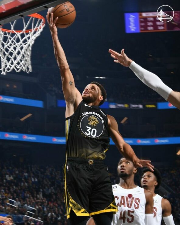 Curry’s 40 point night, leads Warriors past Cavs 106-101