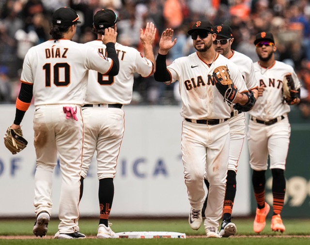 Wade lifts Giants past D-backs to win series