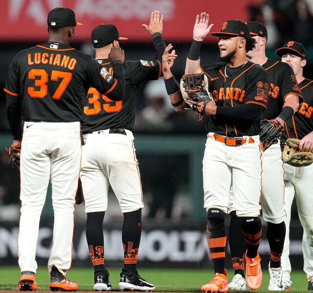 A late error on Max Muncy leads to a Giants win