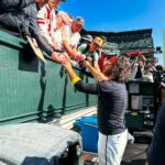 Brandon Crawford tips his hat to fans in possible final game
