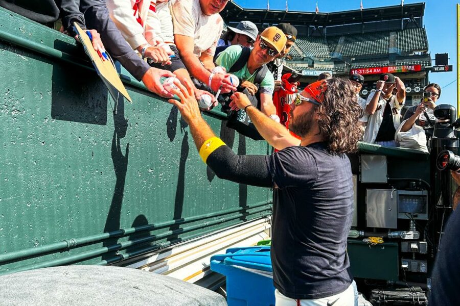 Brandon Crawford tips his hat to fans in possible final game