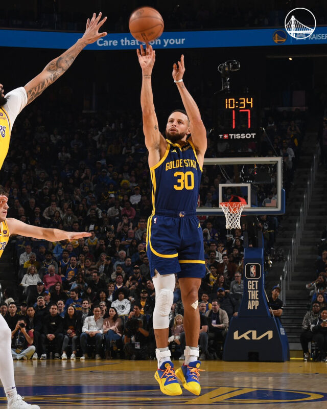 Curry, Warriors dominate in win over Lakers